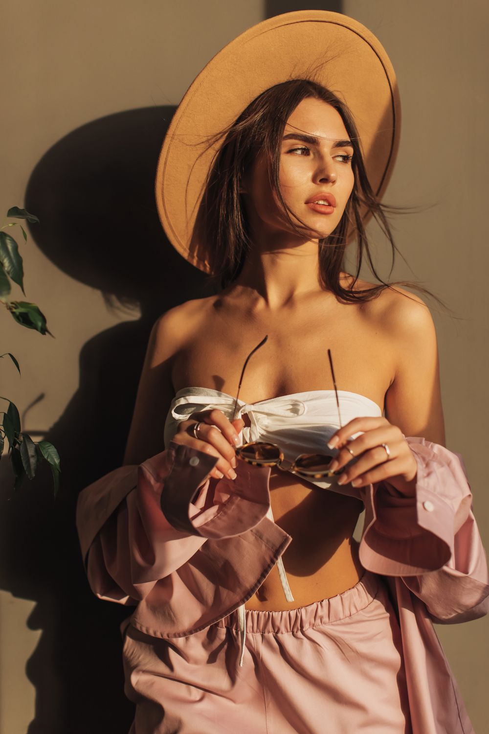 Woman in stylish summer outfit with sunglasses.