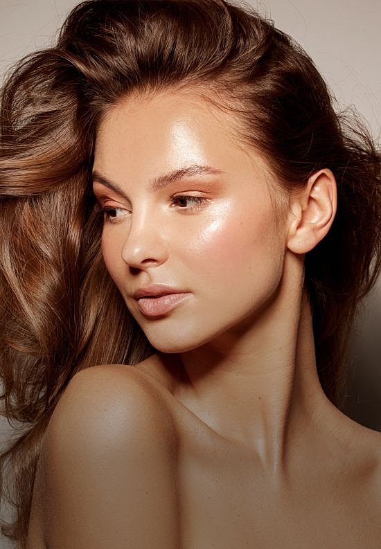 Model with wavy hair and natural makeup.