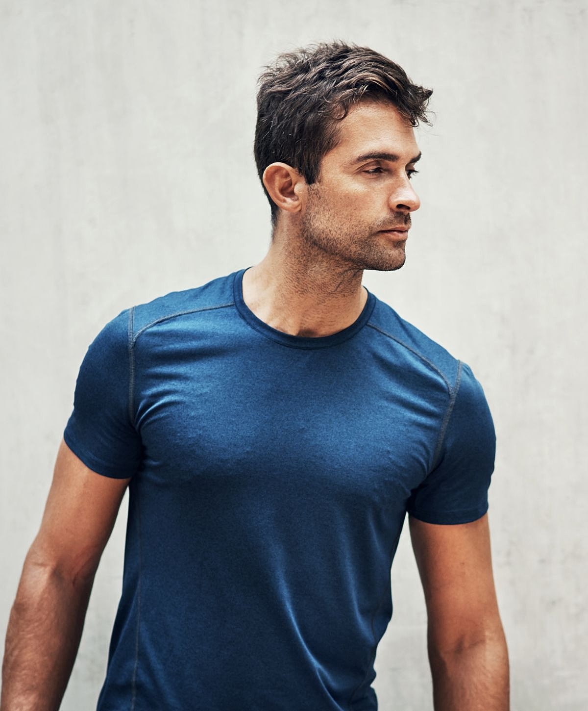 Houston miraDry model in blue shirt against a neutral background.