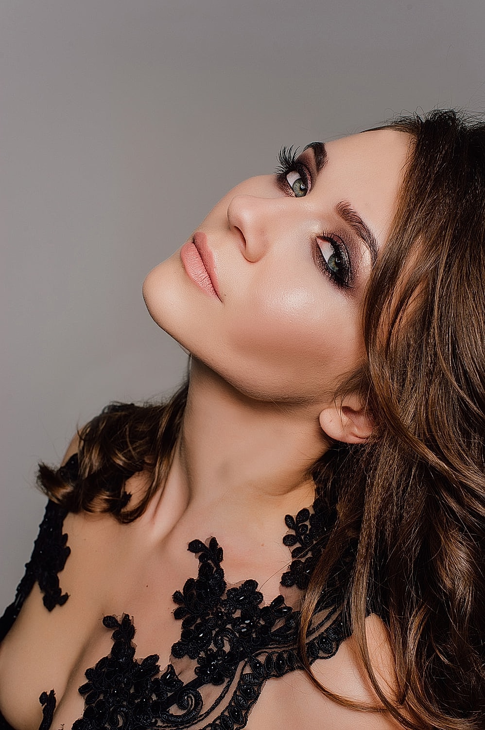 Portrait of a woman with elegant makeup.