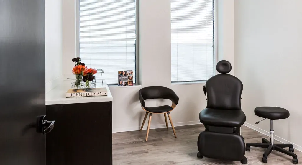 Modern aesthetic treatment room with seating.